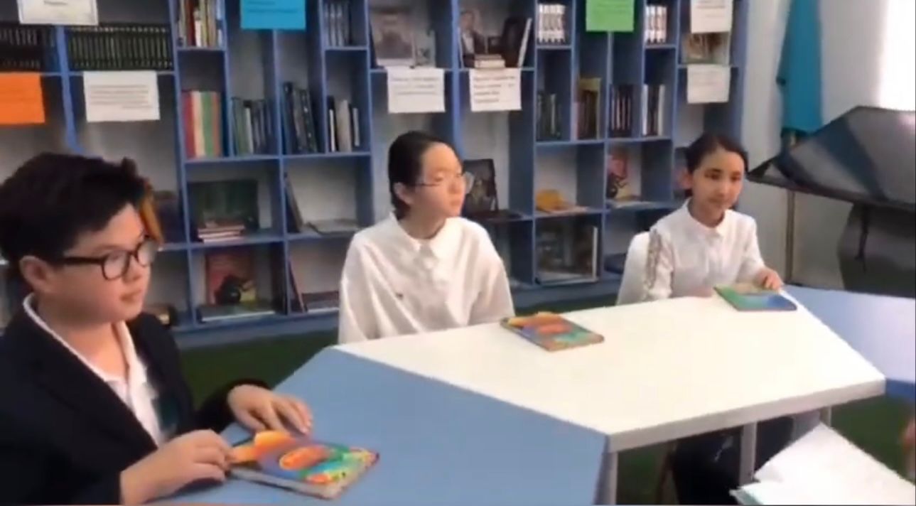 "Читающая школа" провела литературный час в школьной библиотеке.